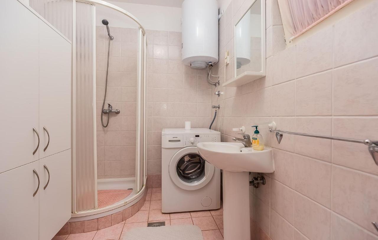 Mila Apartment Porec Bagian luar foto